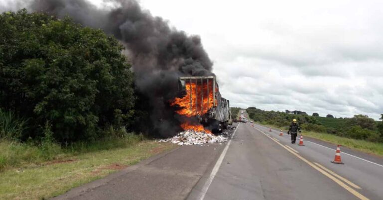 Bombeiros Combatem Incêndio em Carreta na BR 153