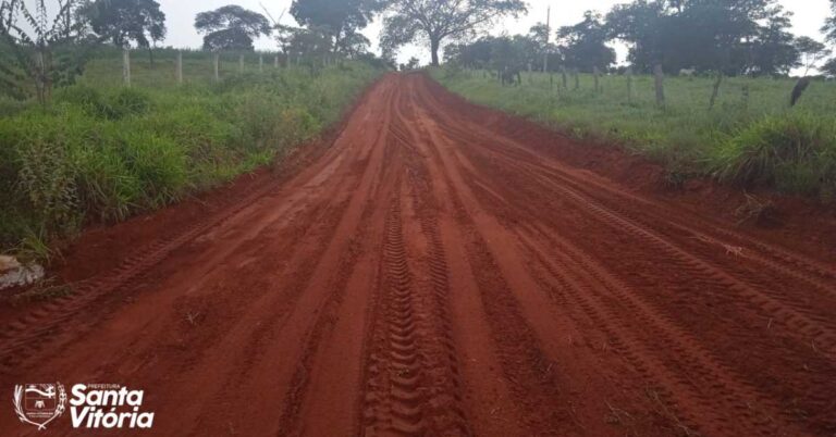 Prefeitura continua com manutenção de estradas vicinais em Santa Vitória