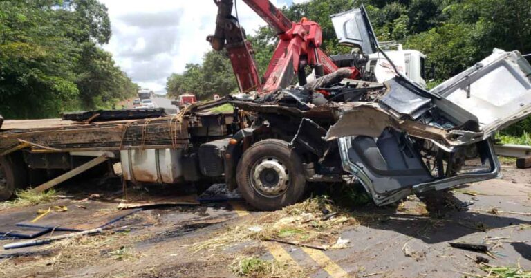 Bombeiros são acionados após capotamento de carreta na BR-153