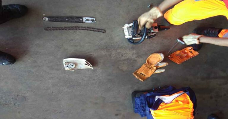 Bombeiros realizam instrução com motosserra