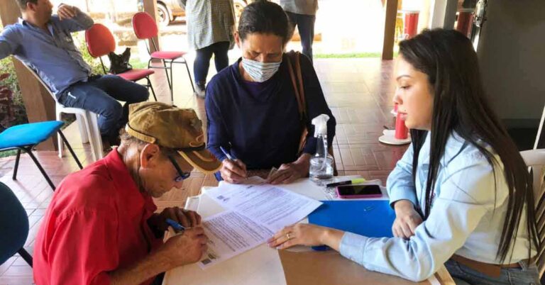 Mais famílias recebem o contrato de concessão de uso do INCRA