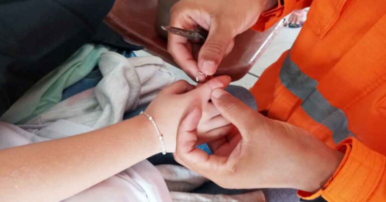 Bombeiros retiram anel preso no dedo de criança em Ituiutaba