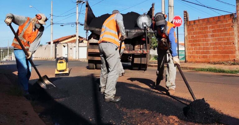 Operação Tapa-buracos segue com ações em diversos pontos da cidade