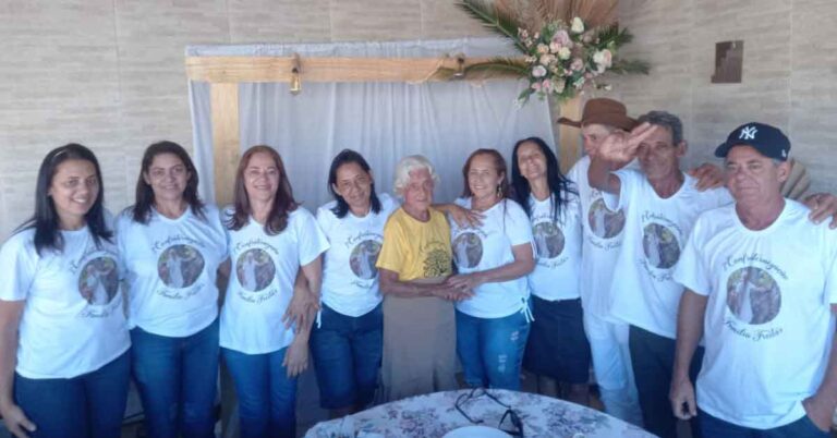 Família de Oswaldina Sebastiana comemora seu aniversário de 95 anos