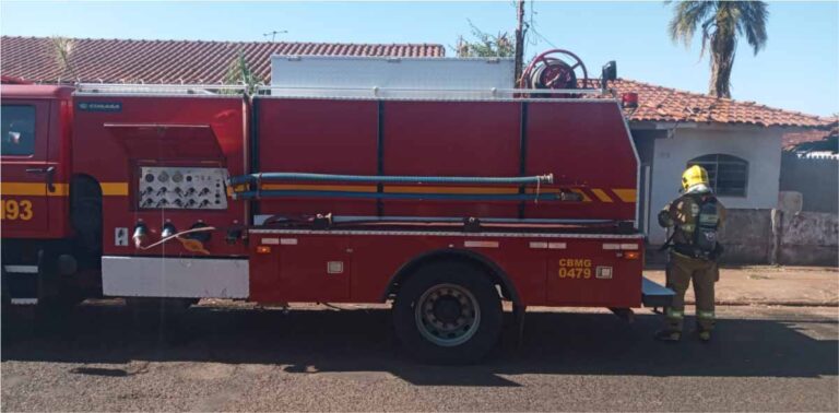 Bombeiros combatem incêndio em residência no bairro Maria Vilela em Ituiutaba