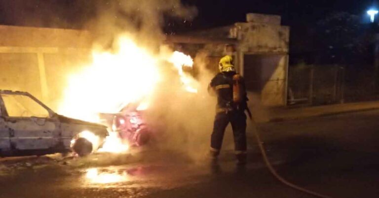 Ituiutaba: Bombeiros combatem incêndio em veículo durante a madrugada