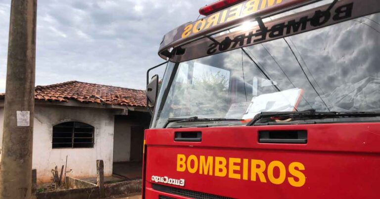 Bombeiros Combatem Incêndio em residência no Bairro Maria Vilela