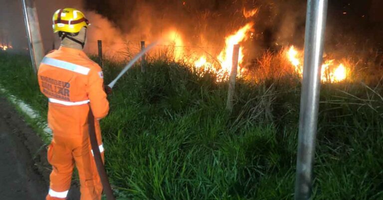 Corpo de Bombeiros Militar de Ituiutaba combate incêndio em lote vago no bairro Gardênia