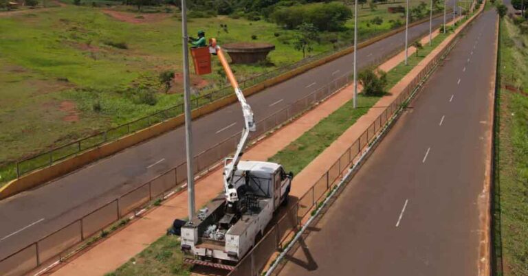 O trabalho segue firme para devolver a iluminação dos locais alvo de furtos na fiação