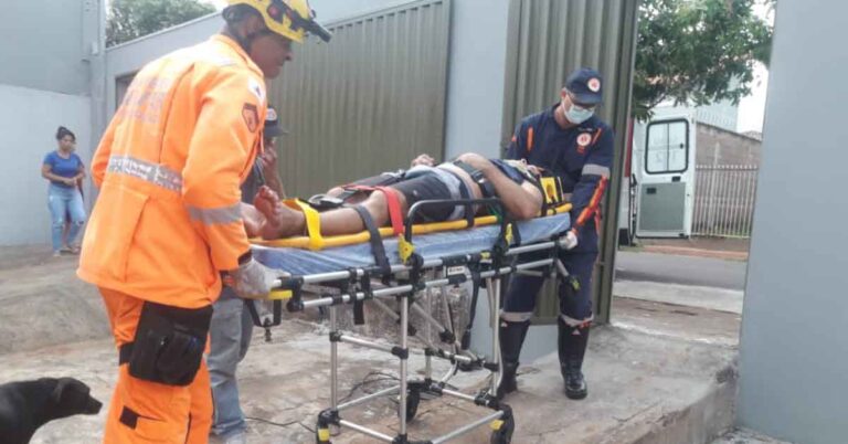 Bombeiros são acionados para resgatar homem que caiu de telhado no bairro Platina, em Ituiutaba