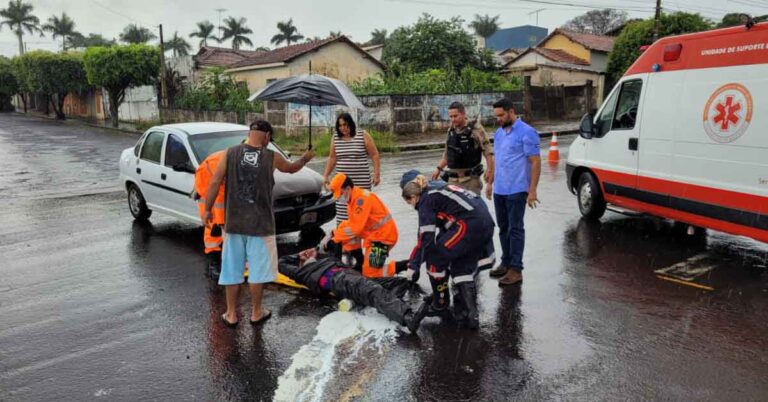 Bombeiros resgatam vítima de colisão entre carro e motocicleta