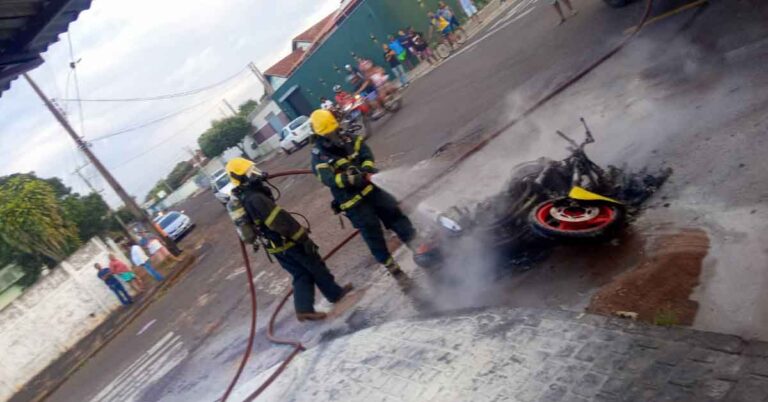 Bombeiros realizam combate a incêndio em motocicleta no bairro Junqueira em Ituiutaba