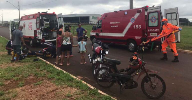 Bombeiros socorrem vítimas de colisão entre motocicleta e mobilete no bairro Natal