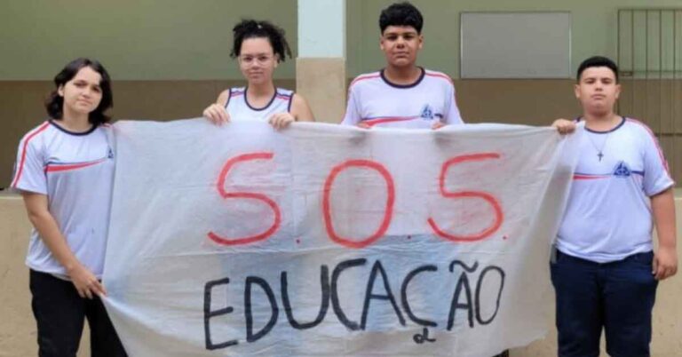 Estudantes de Ipatinga fazem protesto contra o Novo Ensino Médio