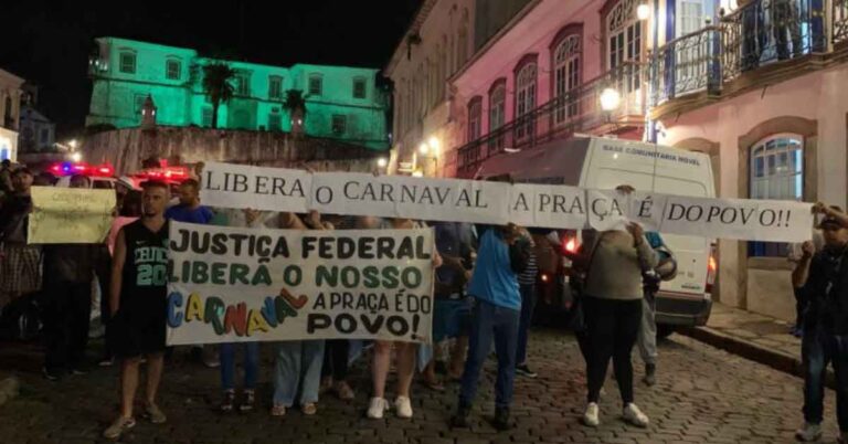 Manifestantes fecham praça em Ouro Preto pelo carnaval