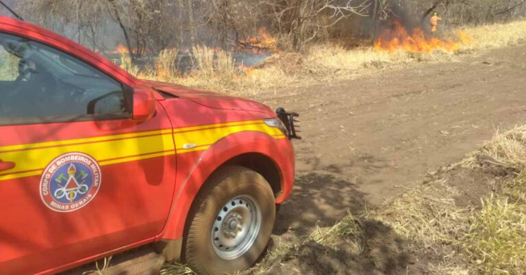 Bombeiros de Ituiutaba combatem Incêndio na Zona Rural de Gurinhatã