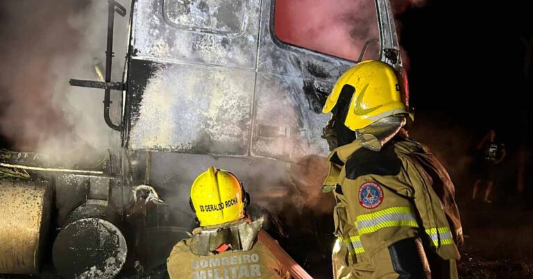 Bombeiros combatem incêndio em carreta na região de Gurinhatã