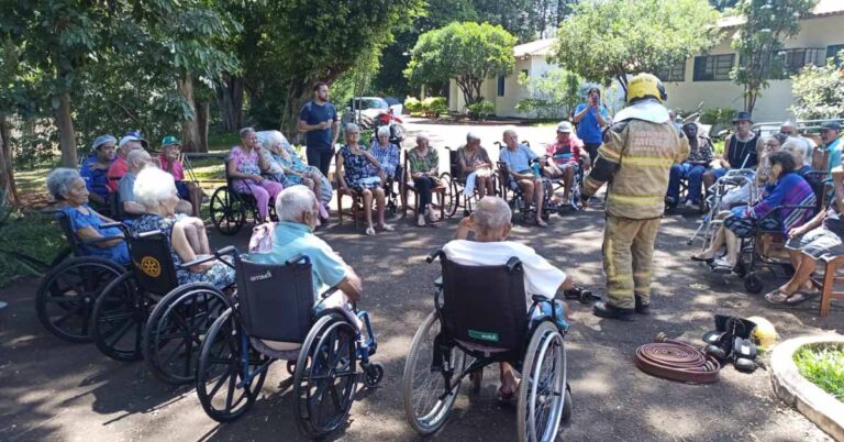 Bombeiros realizam visita ao Lar de Idosos em Ituiutaba