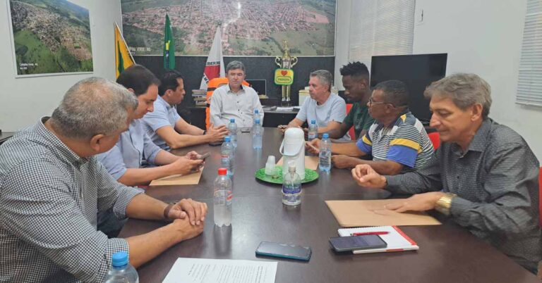 Vereadores recepcionam deputado estadual João Junior na prefeitura municipal