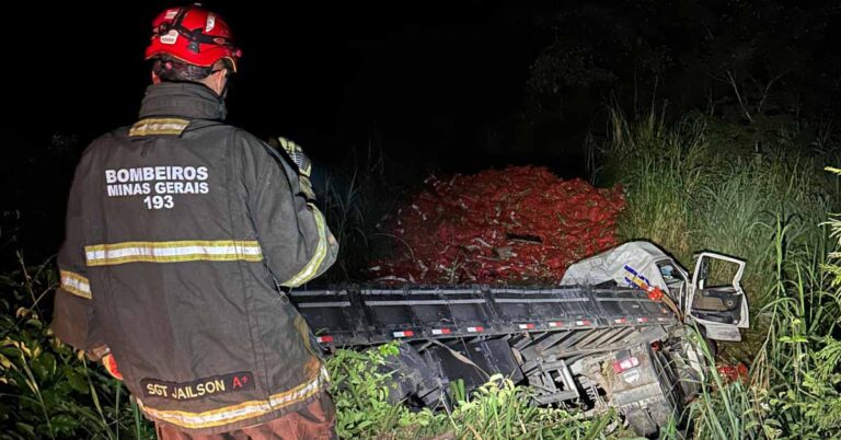 Bombeiros realizam operação de resgate em acidente na BR-153