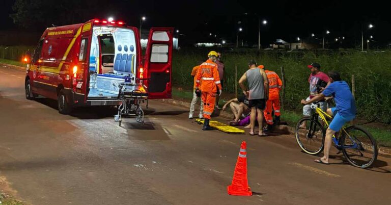 Bombeiros socorrem vítima de queda de motocicleta