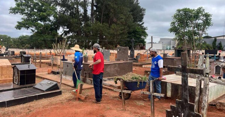 Prefeitura de Gurinhatã realiza limpeza dos cemitérios de Gurinhatã e Flor de Minas em preparação para o Dia de Finados