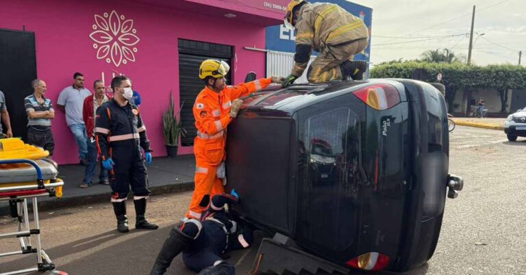 Bombeiros de Ituiutaba resgatam idoso preso em veículo após capotamento na avenida dos Boiadeiros