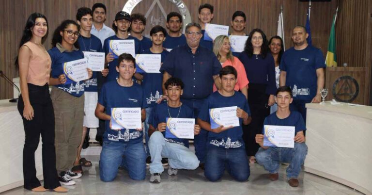 Encerramento do Parlamento Jovem é marcado por simulação de sessão plenária e entrega de certificados