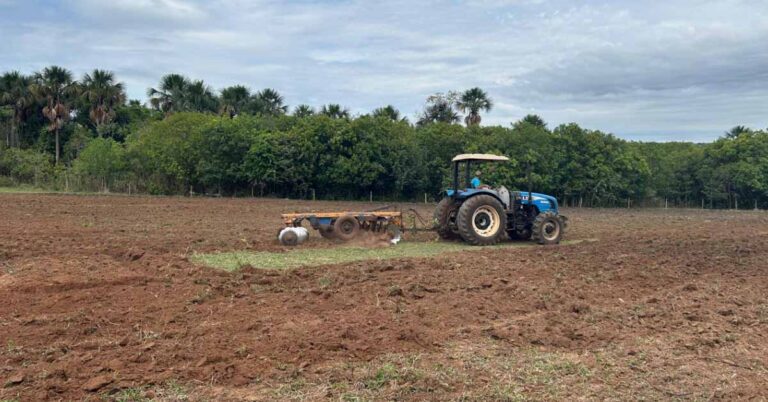 Prefeitura de Gurinhatã reforça apoio aos pequenos produtores com preparo de solo na região da Rosada