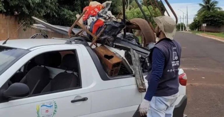 Prefeitura de Santa Vitória realiza mutirão de limpeza em Chaveslândia para combater focos da dengue