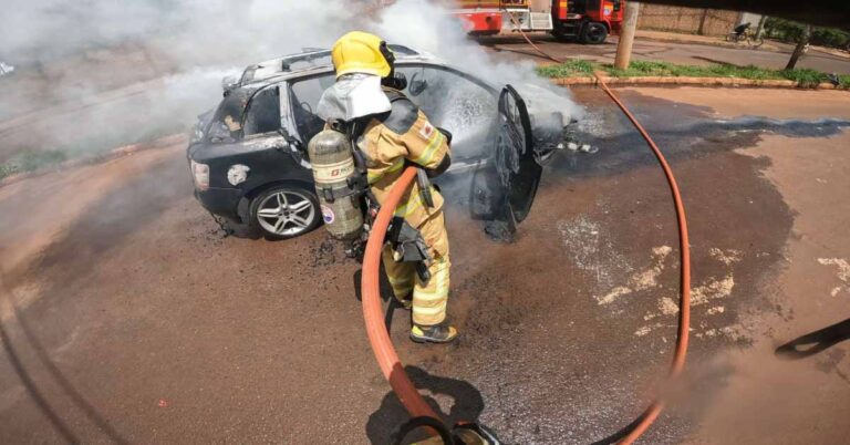 2º Pelotão do Corpo de Bombeiros combatem Incêndio em Veículo em Via Pública