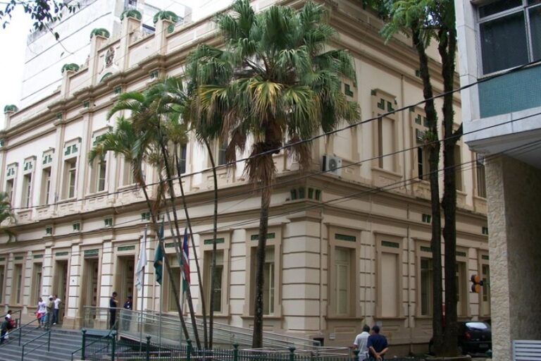 JF faz homenagens e inclui Bolsonaro 