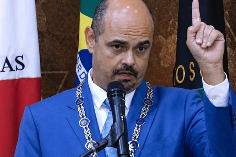 Críticas marcam atuação de Simões 