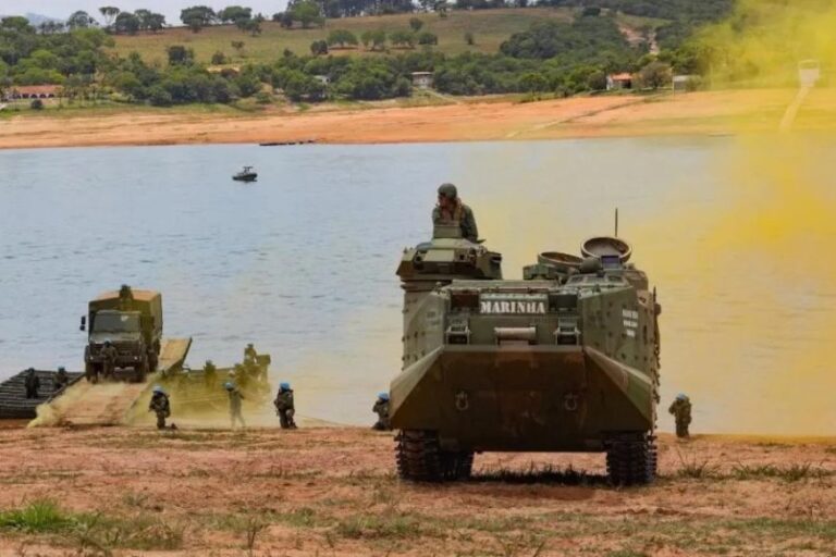 Marinha reúne 2 mil militares em Minas 