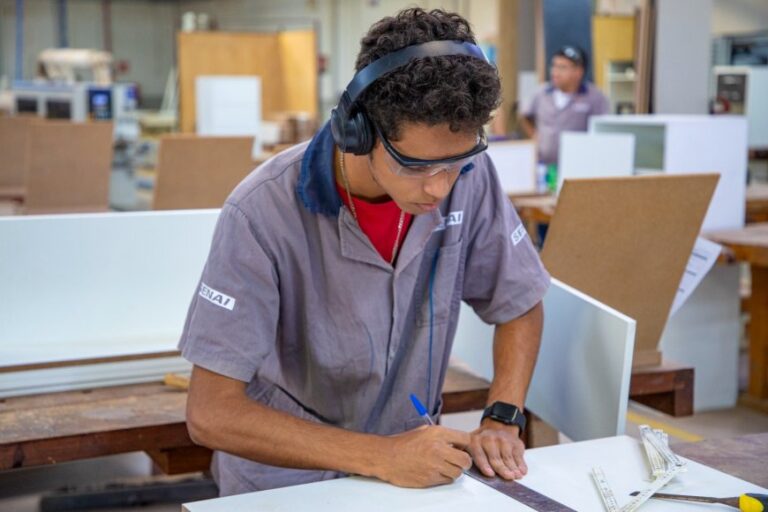 ​Mais de 90% de chance de emprego: o atrativo que está conquistando os jovens da Geração Z de MG 