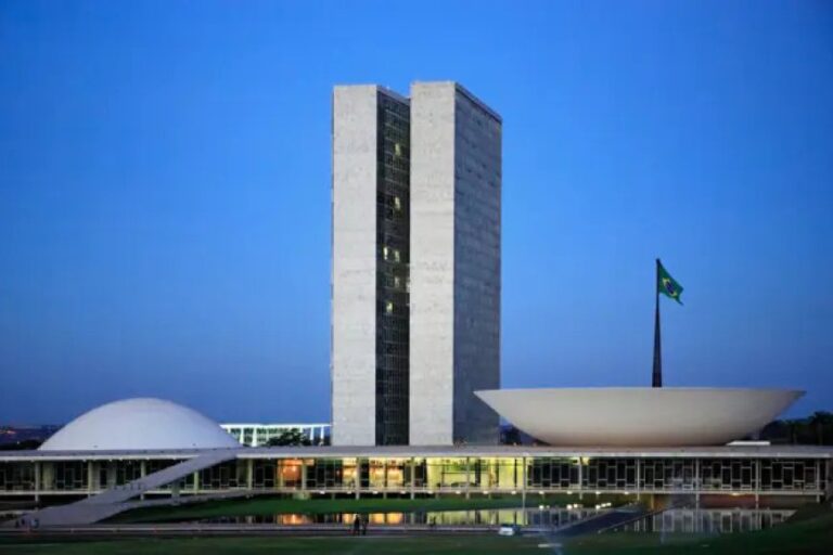​MOBILIZAÇÃO EM BRASÍLIA: PREFEITOS MINEIROS QUEREM BARRAR PAUTAS BOMBA E APROVAR ADICIONAL DO FPM 