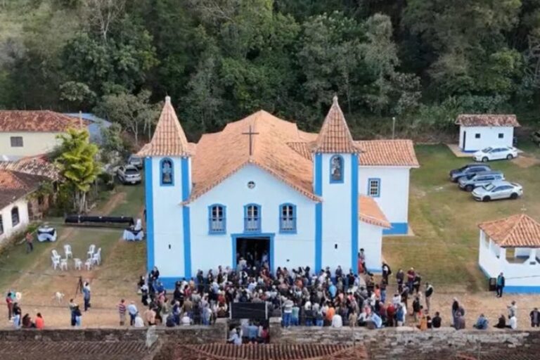 Uma das igrejas mais antigas de Minas reabre 